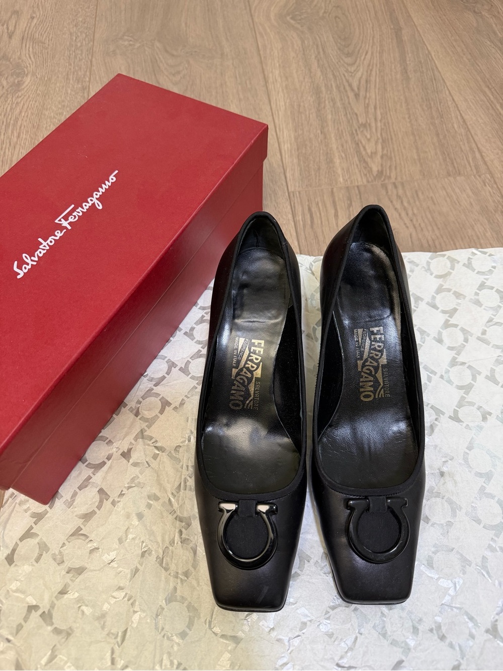 Salvatore Ferragamo Black Leather 2-inch Heel Pumps Signature Gancini, size 6